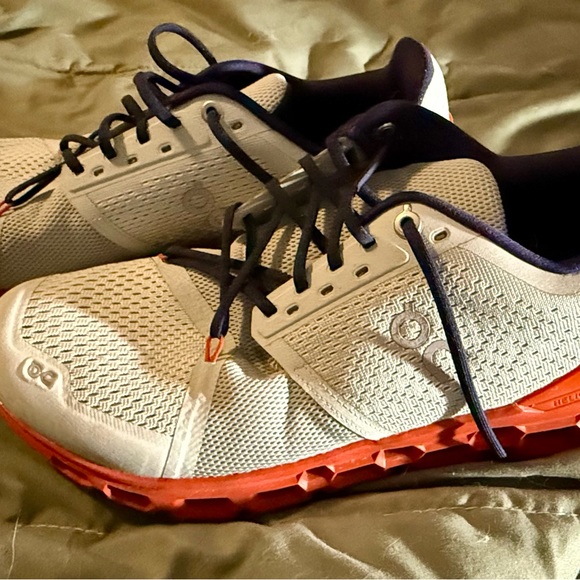 On Cloud Running MineralRust Sneakers - Picture 2 of 10